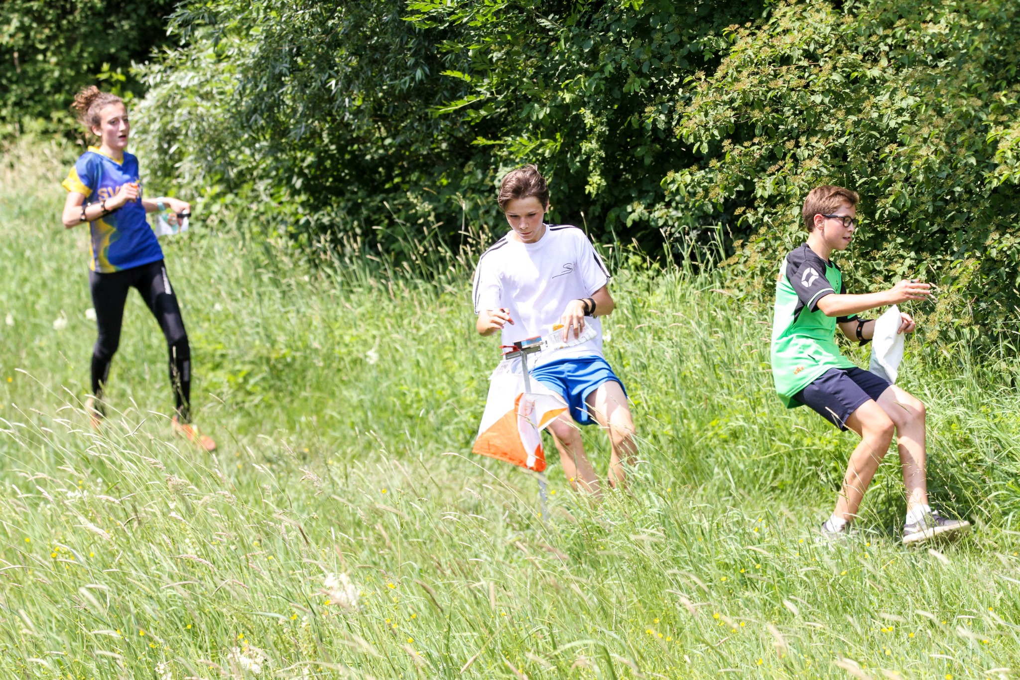 Schüler beim Orientierungslauf an einem Kontrollposten